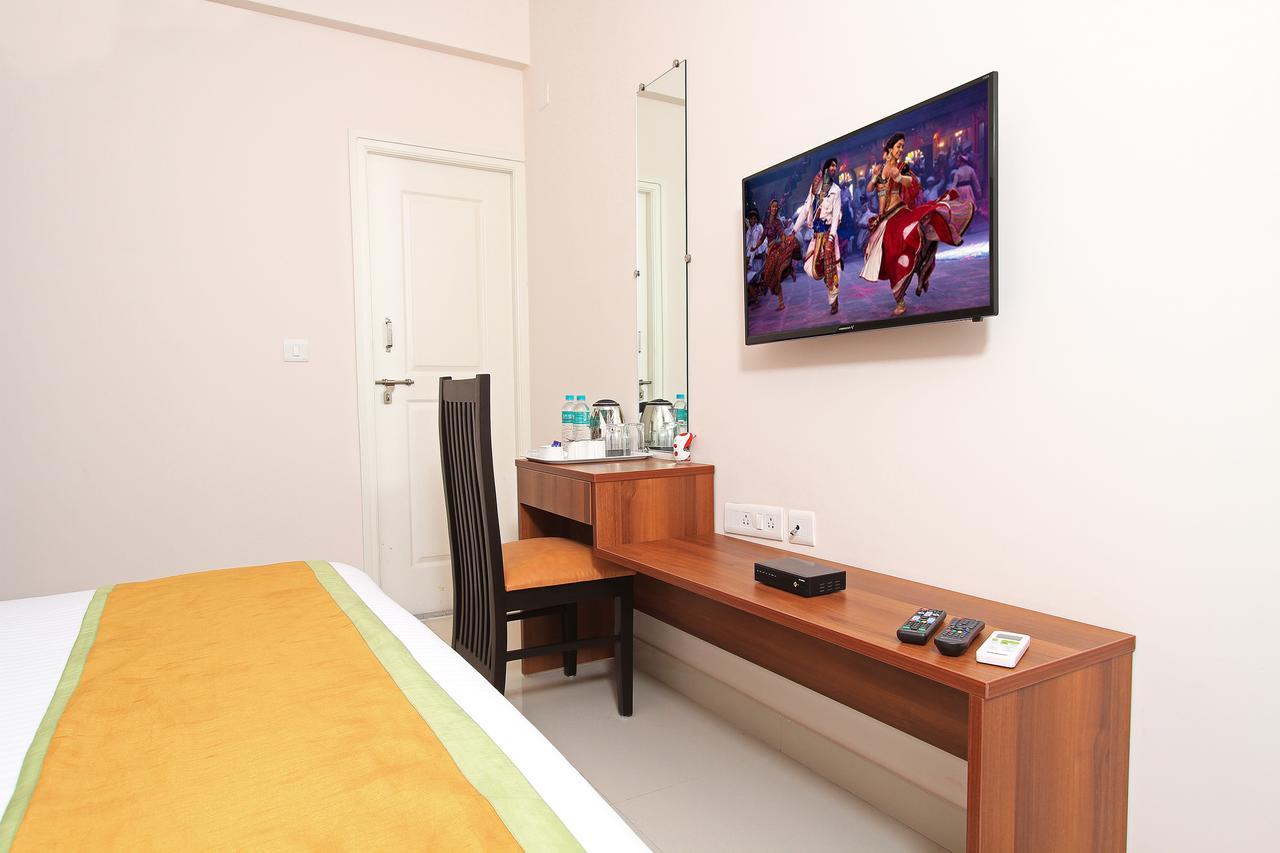 Arra Suites Kempegowda Airport Hotel Бангалор Экстерьер фото